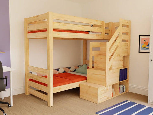Holz Etagenbett THEA mit Stufenregal vorne in einem Kinderzimmer, aus massivem Kiefernholz, cleveres Design, warmes Ambiente.