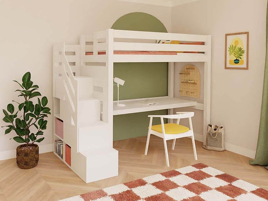 Holz Hochbett mit Stufenregal und Schreibtisch 90x200 cm in einem stilvollen Kinderzimmer mit Pflanzen.