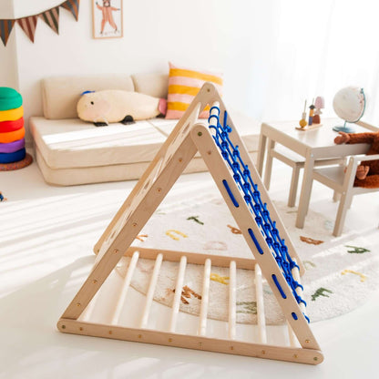 Kletterdreieck Äffchen mit Sprossen und Netz für Kinder in buntem Spielzimmer, perfekt zum Klettern und Spielen.