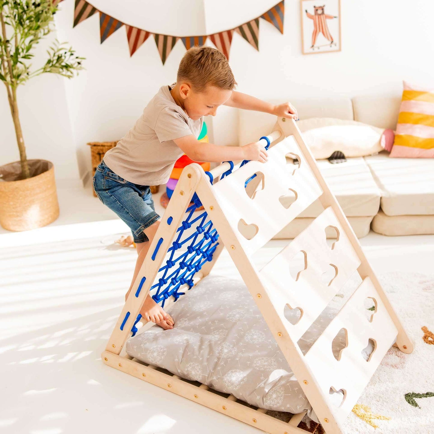 Kletterdreieck Äffchen mit Sprossen und Netz, Kinder klettern spielerisch und trainieren ihre Bewegungsfähigkeiten.