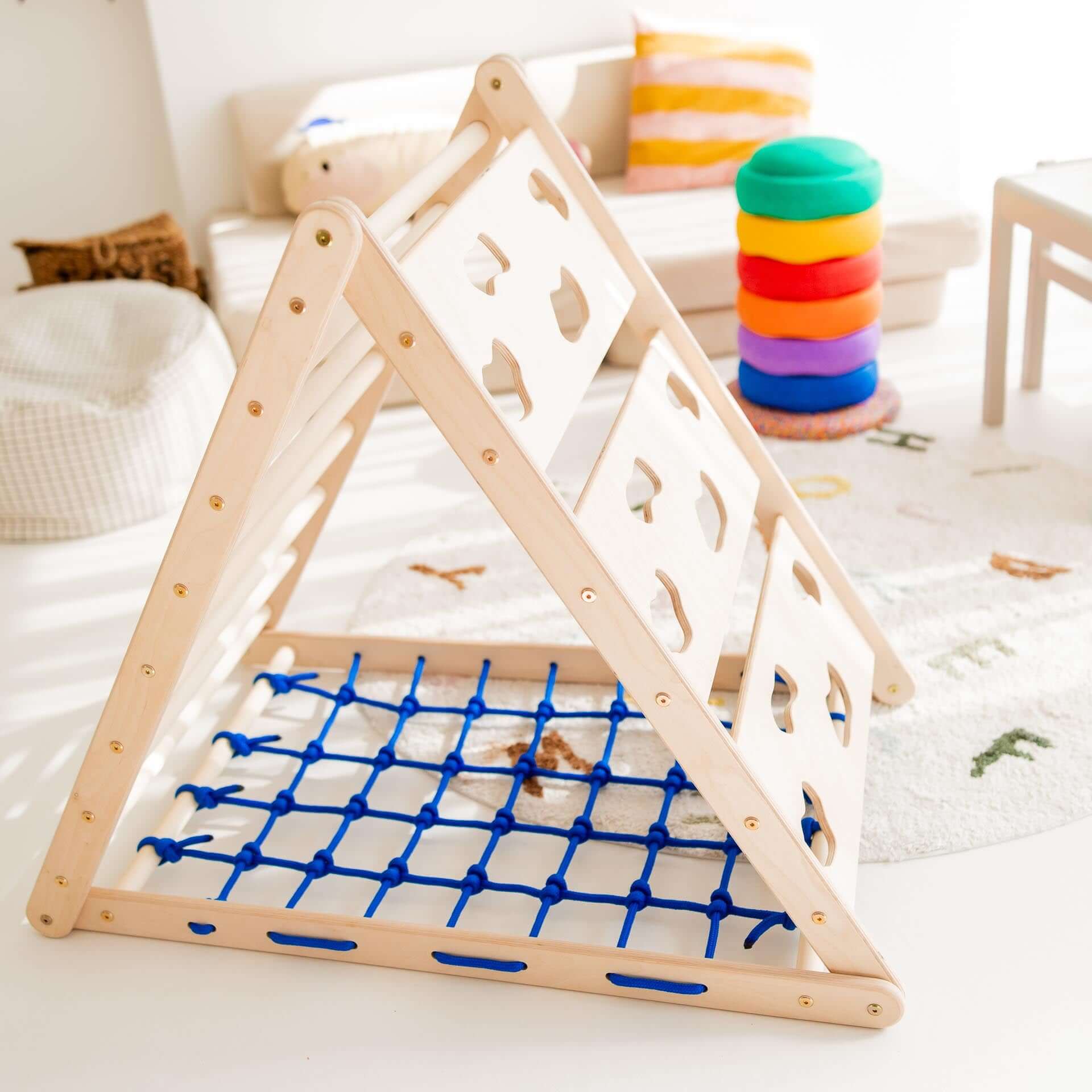 Kletterdreieck Äffchen mit Sprossen und Netz für Kinder, ideal zur Förderung der Bewegungsfähigkeiten.