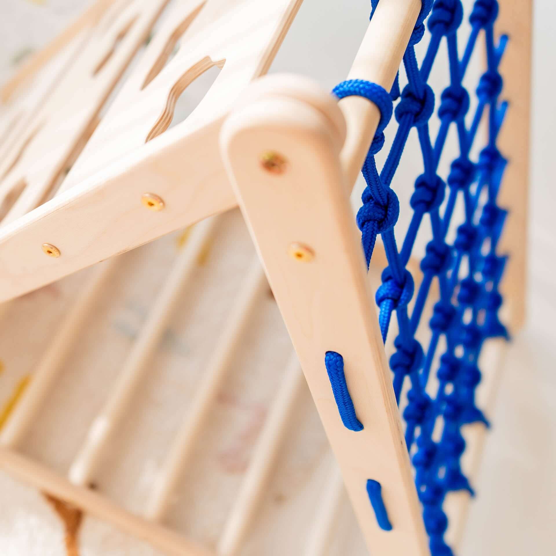 Detailaufnahme des Kletterdreiecks Äffchen mit blauen Seilnetzseiten für Kinderaktivitäten.