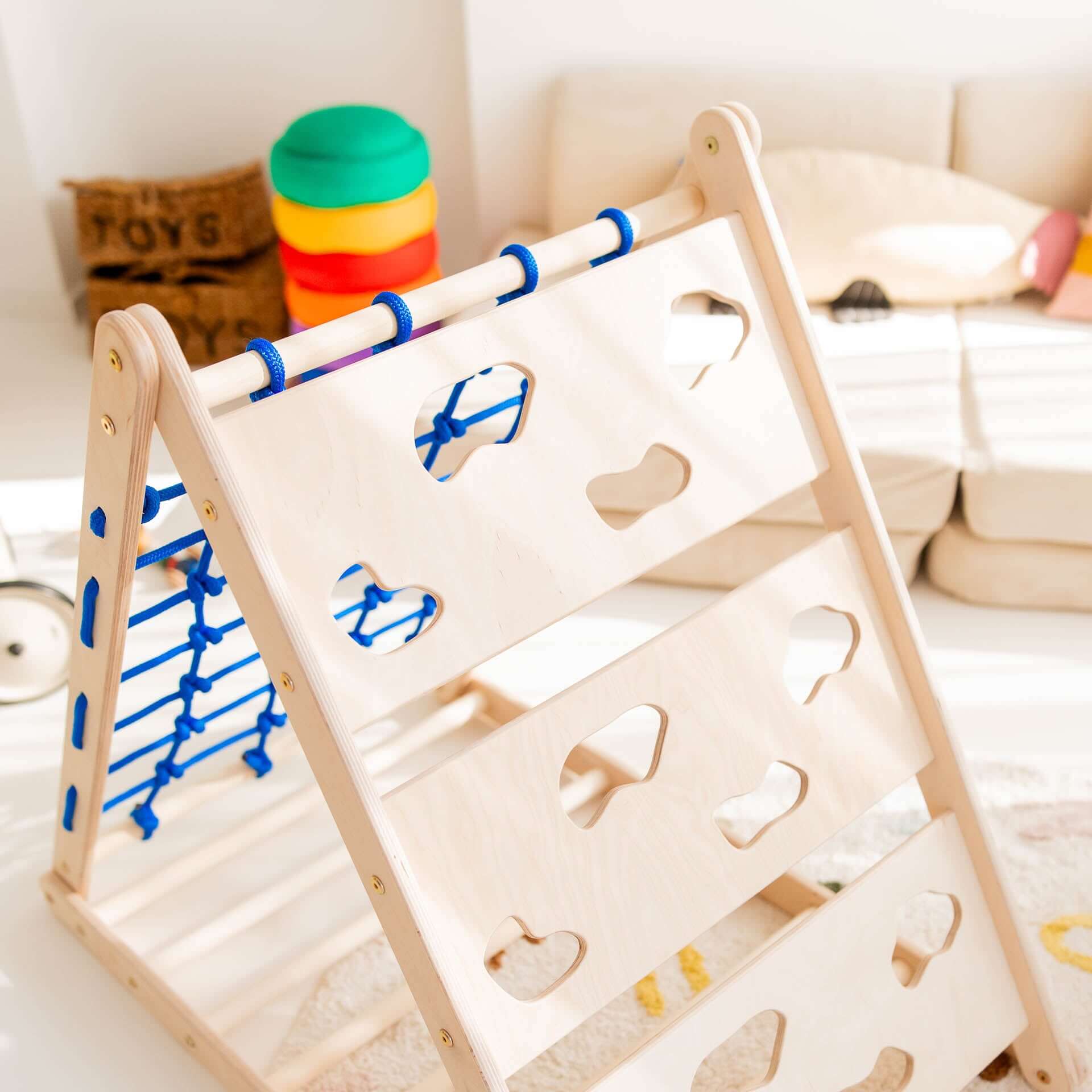 Kletterdreieck Äffchen mit Sprossen und Netz für Kinder, vielseitig und perfekt zum Klettern und Spielen.