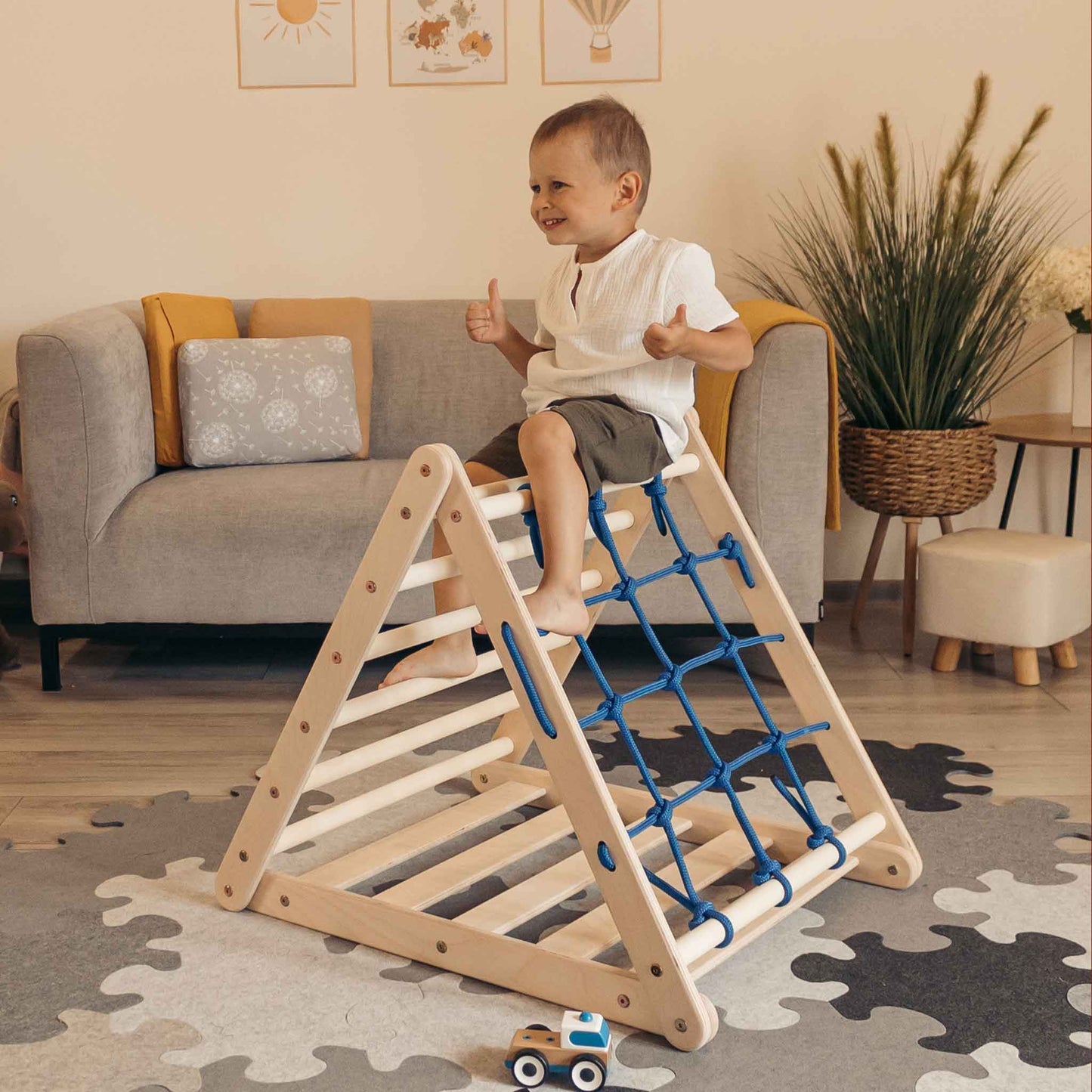 Small tiger climbing set