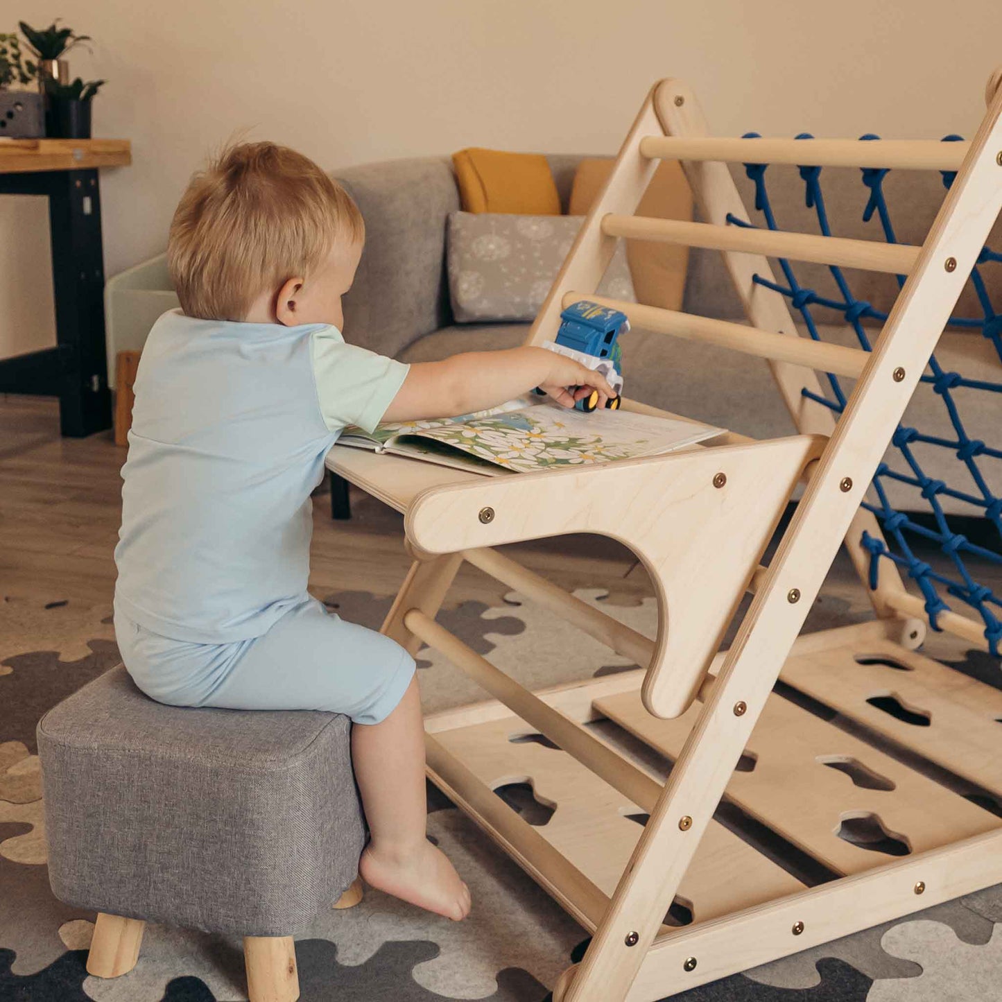 Painting table for climbing triangle