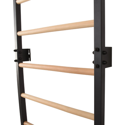 Kletterwand aus Metall mit Klimmzug