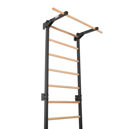 Kletterwand aus Metall mit Klimmzug