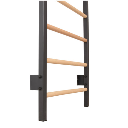 Kletterwand aus Metall mit Klimmzug