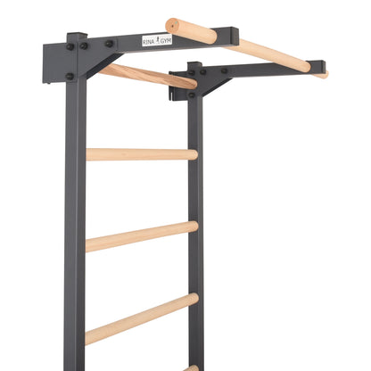 Kletterwand aus Metall mit Klimmzug