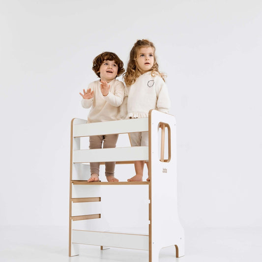 Lernturm TWINS für Geschwister & Zwillinge - zwei Kinder entdecken zusammen in der Küche.