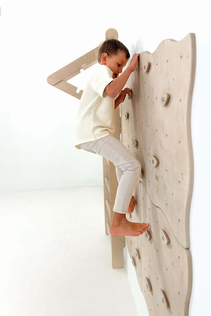 Modulare Kletterwand für Kinder