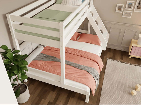 Holz Etagenbett HANNES für 3 Personen, versch. Farben mit bunten Bettwaren und Platzsparendem Design.