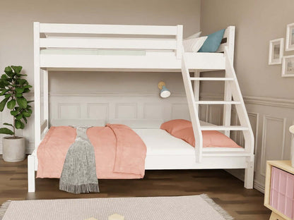 Holz Etagenbett HANNES für 3 Personen, versch. Farben im modernen Zimmer mit gemütlichen Kissen und Decken.