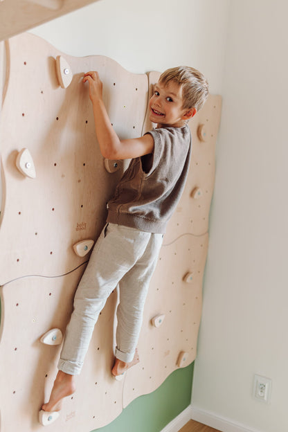 Modulare Kletterwand für Kinder