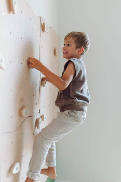 Modulare Kletterwand für Kinder